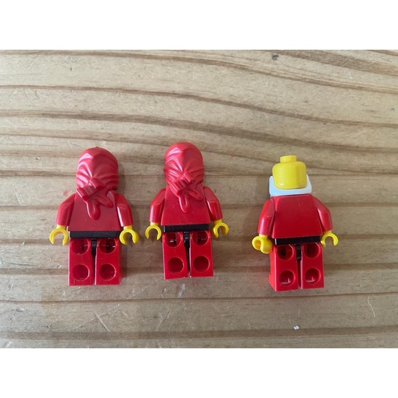 Vintage Lego 3052 Ninja Fire Fortress set 97% complete with minifigs - Picture 3 of 5